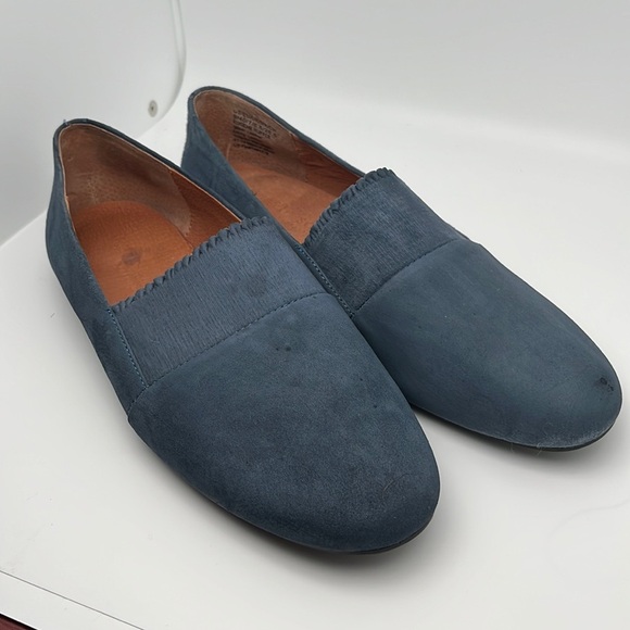 Gentle Souls by Kenneth Cole Women's Eugene Ruffle Flats Shoes in Ocean Size 9 - Picture 2 of 10